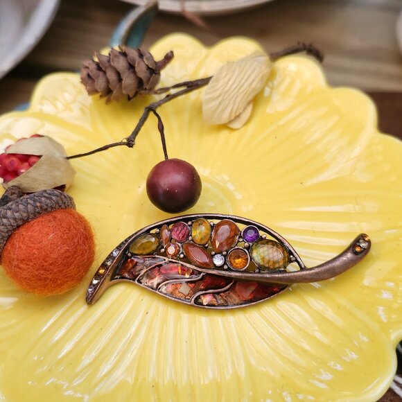 Vintage Liz Claiborne Brass Tone Leaf Brooch with Rhinestones & Resin Details - Picture 1 of 11